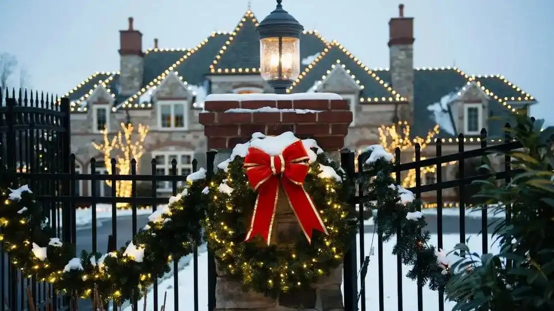 Professional Holiday Light Installation in Tulsa: What to Expect and What It Costs